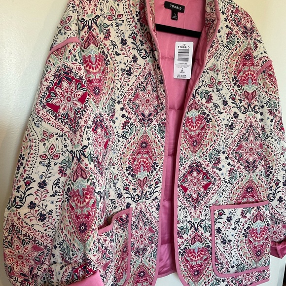 NWT Torrid Challis Quilted Jacket in Pink & White Floral Print in Size 2X - Picture 8 of 11